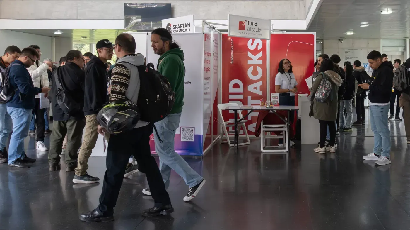 Stands de patrocinadores en el hall del evento