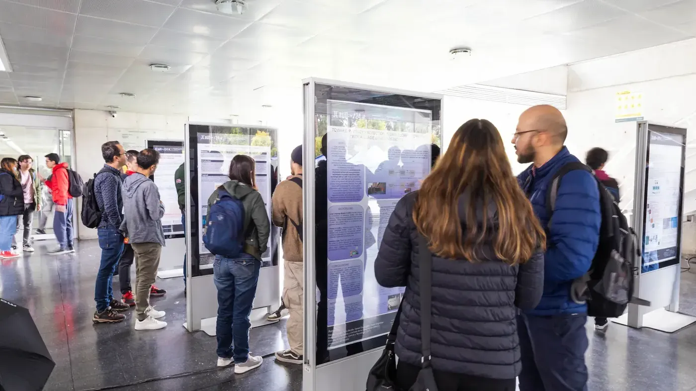 Asistentes recorriendo la exposición de posters