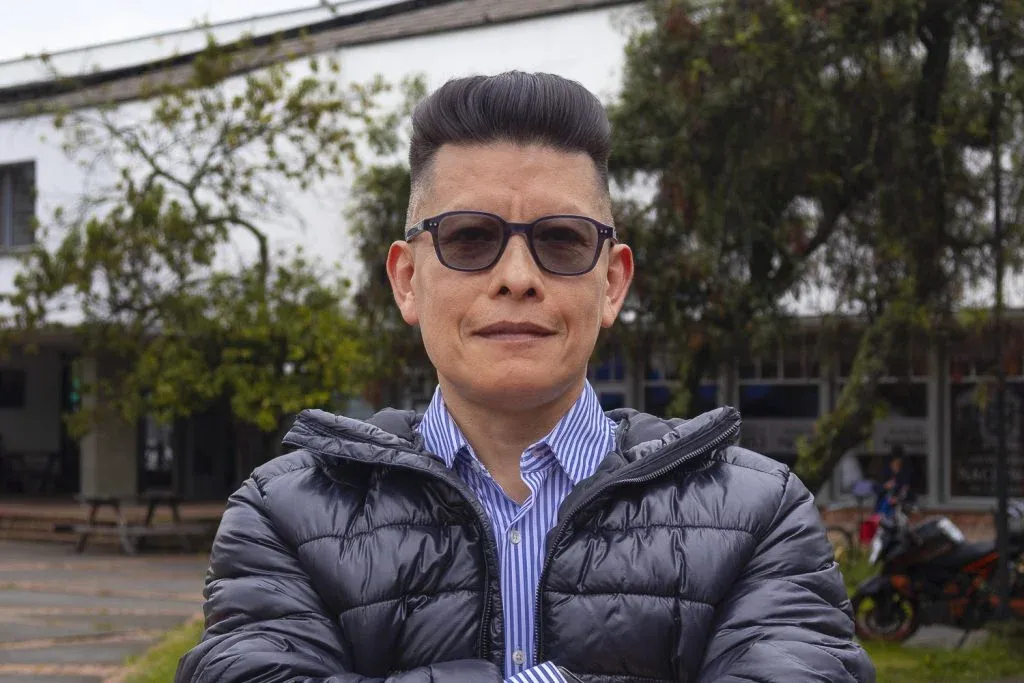 Retrato del profesor Jorge Eduardo Ortiz Triviño en el campus de la Universidad Nacional